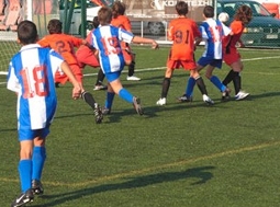 Школьники играют в футбол