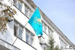 Здание с государственным флагом