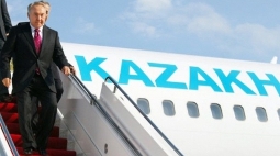Назарбаев выходит из самолета