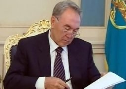 Назарбаев подписывает закон