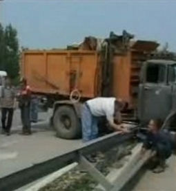 Зил наехал на ограждение в Семее