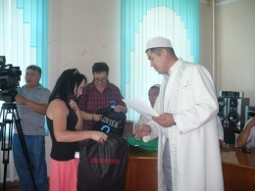 Имам дарит подарки