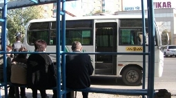 На остановке