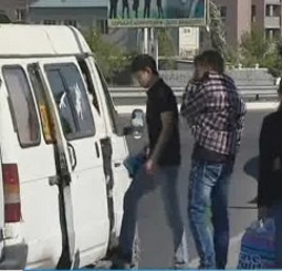 Парень садится в маршрутку