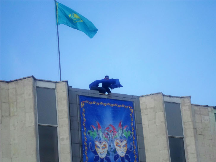 Театр на крыше и на сцене в Семее