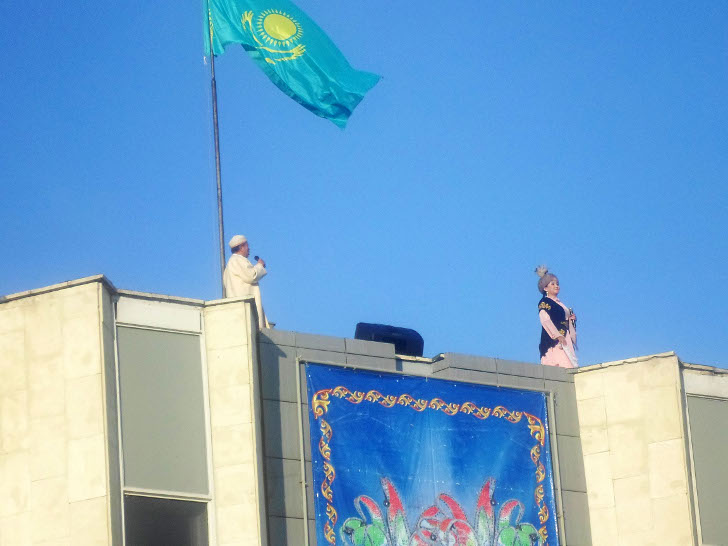 Театр на крыше и на сцене в Семее