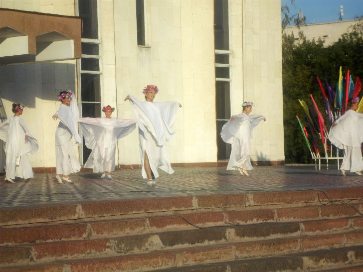 Театр на крыше и на сцене в Семее