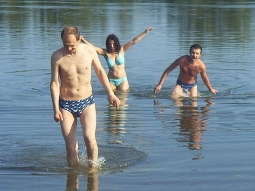 Люди в воде