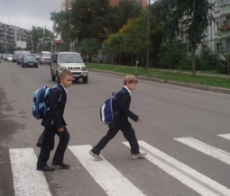 Школьники переходят дорогу
