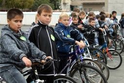 Школьники на велосипедах