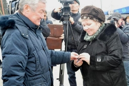 Бердыбек Сапарбаев вручает ключи от квартиры