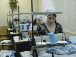 За швейной машинкой