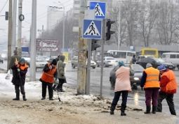 Тротуары посыпают песком