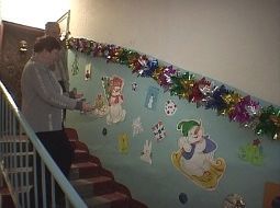 Украшенный к Новому году подъезд