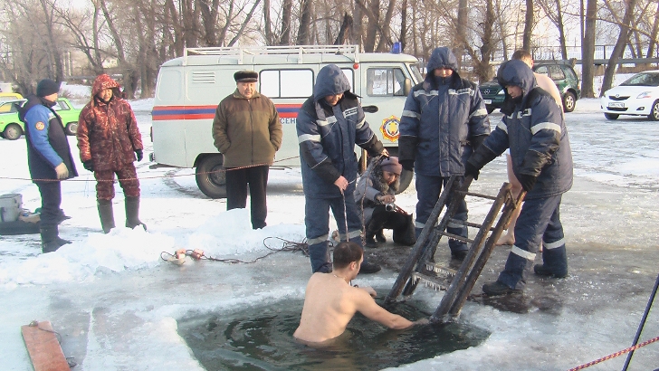Купание на Крещение в Семее