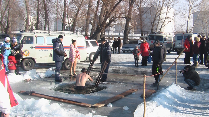 Купание на Крещение в Семее