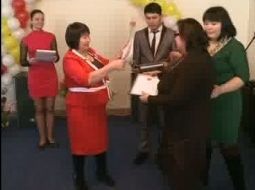 Зауреш Исабаева вручает благодарственные письма женщинам-активисткам