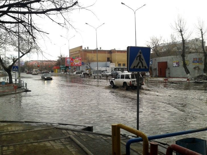 Лужа на Кабанбай батыра в Семее