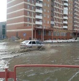 Лужа на Кабанбай батыра в Семее