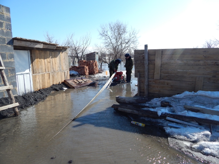 Откачка талой воды в Семее