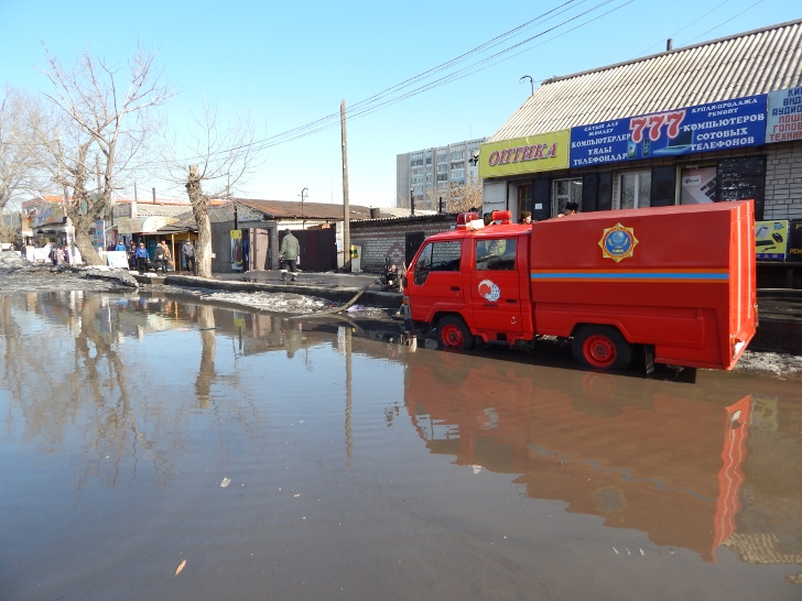 Откачка талой воды в Семее