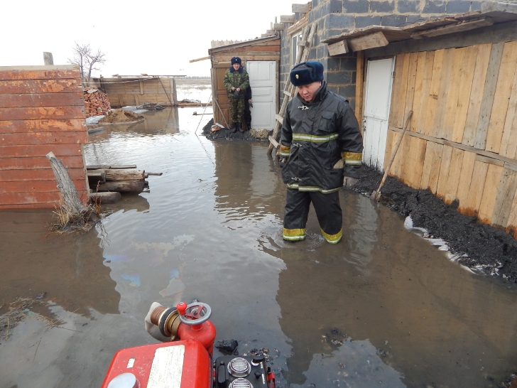Откачка талой воды в Семее