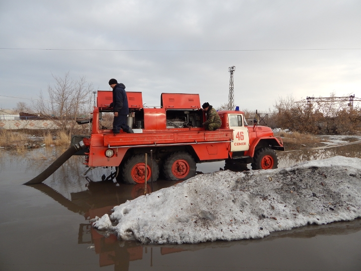 Откачка талой воды в Семее