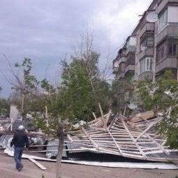 Ветер сорвал кровлю в Семее