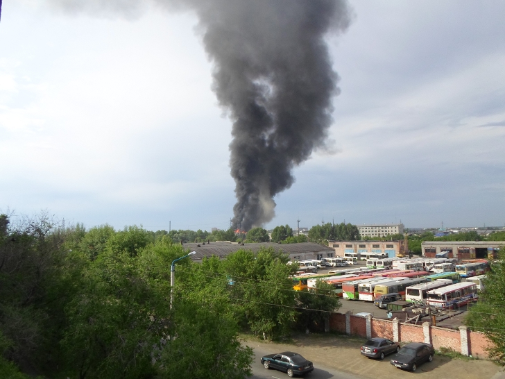 Пожар на бывшем заводе газовой аппаратуры в Семее