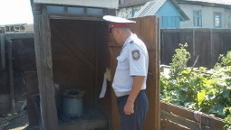Полицейский около туалета
