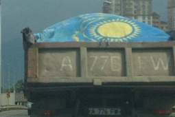 Грузовик с флагом