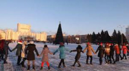 Хоровод на центральной площади в Семее