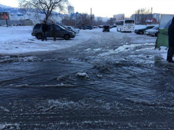 Прорыв трубопровода на Аль-Фараби в Алматы