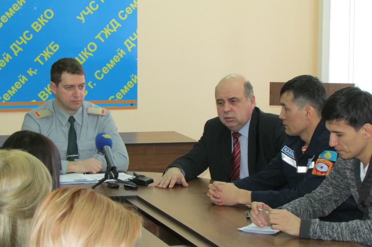 СМИ на брифинге в УЧС Семея