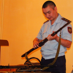 Сотрудник УВД с оружием