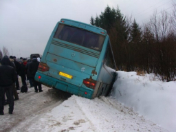 Автобус съехал в кювет