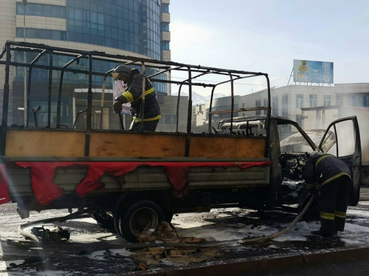 Сгоревшая ГАЗель на Аль-Фараби