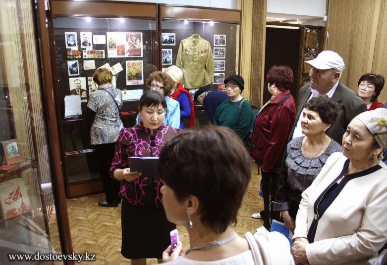 На выставке в музее Достоевского в Семее