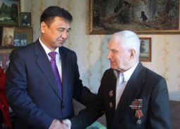 Аким Семея дома у ветерана