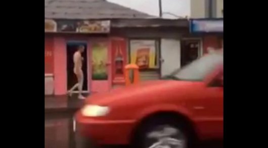 Голый мужчина в Астане