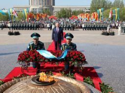Возложение цветов к монументу Отан коргаушылар