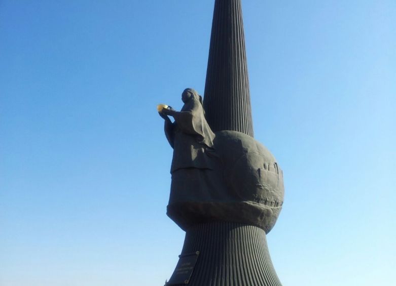 Возложение цветов к монументу Отан коргаушылар