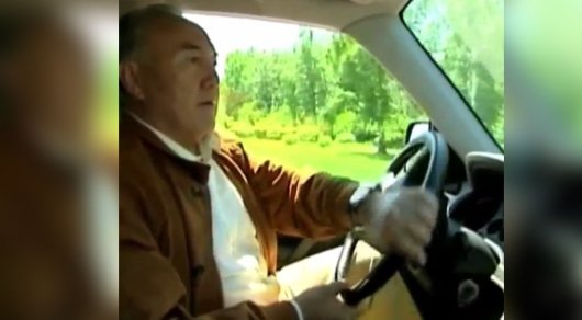 Назарбаев за рулем
