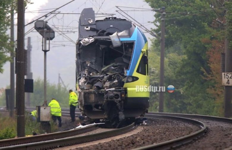 Поезд столкнулся с грузовиком