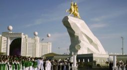 Золотая статуя президента Туркмении