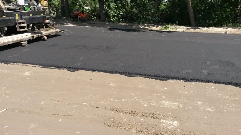 Укладка асфальта на улице Би Боранбая в Семее