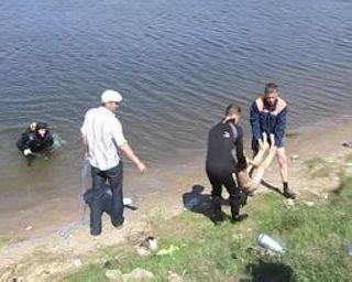 Водолазы достают тело