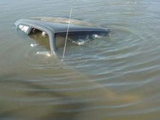 Машина в воде