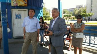 Аким Семея на автобусной остановке