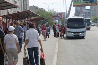 На автобусной остановке в Семее